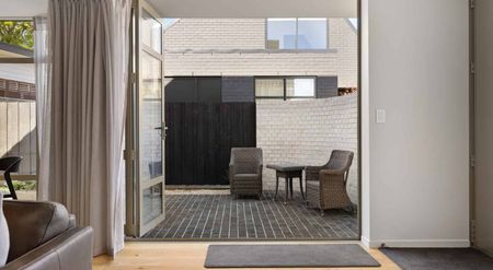 Executive Furnished Apartment in the Heart of Merivale - Photo 5