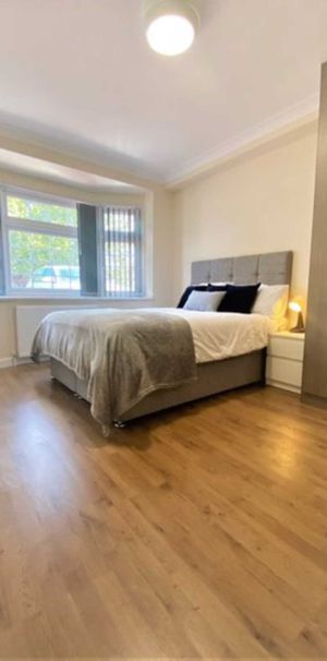 Bath Road, Hounslow - Photo 1