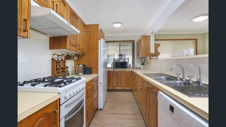 Spacious 4-Bedroom Family Home in Prime Location! - Photo 4