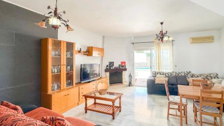 Casa adosada de alquiler en Urbanizacion Truche el, 9, Almayate - Photo 2