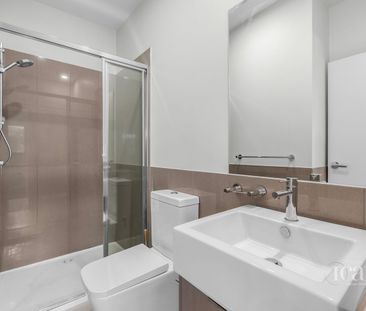 Modern Three-Level Townhouse in the Heart of Box Hill – Style, Spac... - Photo 5