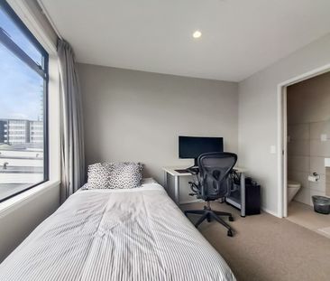 Eden Terrace Townhouse with two carparks! - Photo 1