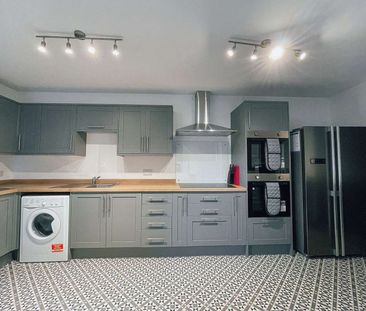 🌟 Perfectly Located on Mill Road, Cleethorpes 🌟 Room 4 - En-suite - Photo 2