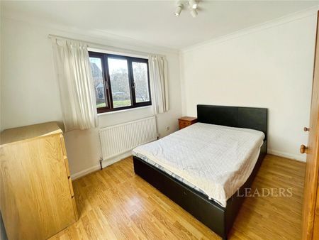 2 bedroom house to rent White Hedge Drive, St. Albans, AL3 - Photo 4