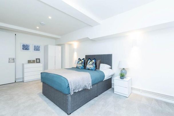 spacious 1 bedroom warehouse conversion with bi folding partition wall - Photo 1