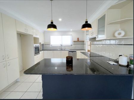 Spacious Family Home With Pool - Photo 5