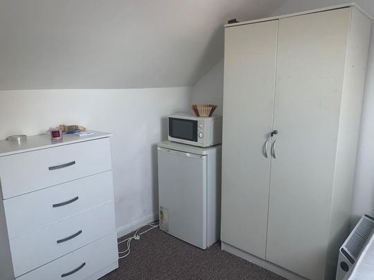 Loft converted small size studio flat ideal for single person £850 pcm - Photo 1