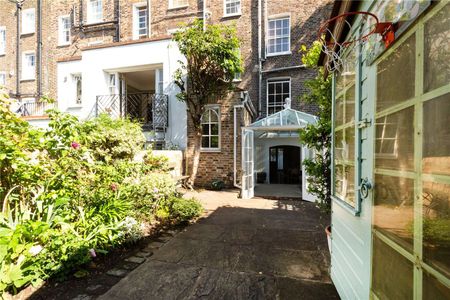 Superb three bedroom family home overlooking a popular garden square and conveniently located within a short walk to Upper Street and Angel Station. - Photo 2