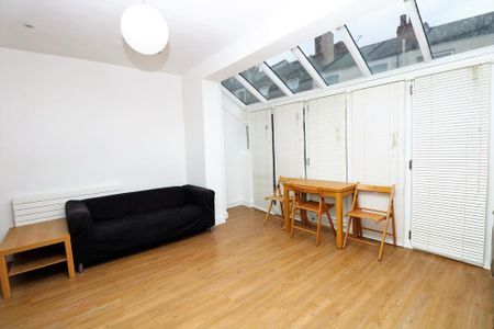 4 bedroom flat to rent - Photo 2