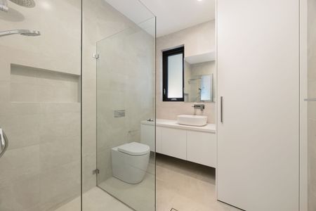 Contemporary and Luxurious, Walk to Station, Shops and PLC! - Photo 3