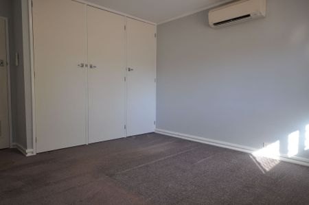 FABULOUS FINLAY - Neat, Modern & Low Maintenance - Photo 2