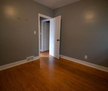 **CHARMING** 2-BEDROOM MAIN UNIT IN ST.CATHARINES!! - Photo 2