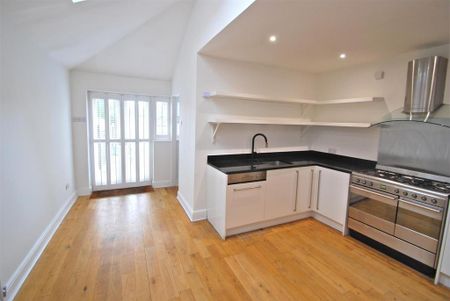 3 bedroom end of terrace house to rent - Photo 2