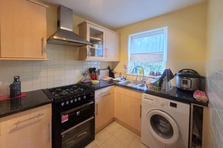 3 bedroom end of terrace house to rent - Photo 4