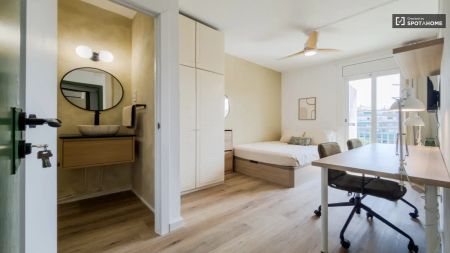 Room in a shared 4-bedroom apartment for rent in la Sagrada Família, all bills included - Photo 4