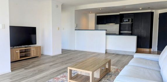 Central Surfers Paradise 100 m2 extra Large furnished 2 bedroom 2 bathroom apartment, - Photo 2