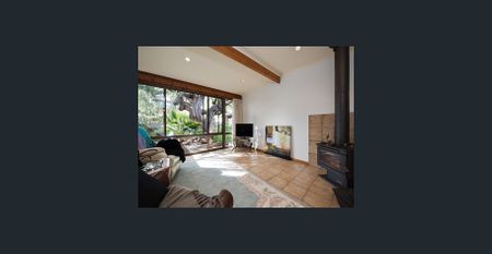 GREAT FAMILY HOME - MINUTES FROM PUBLIC TRANSPORT - Photo 3