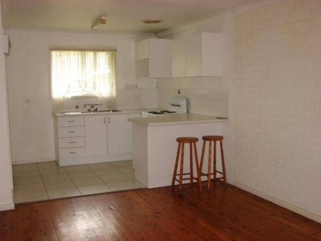 CENTRAL LOCATION THIS TIDY RESIDENTIAL FLAT - Photo 5