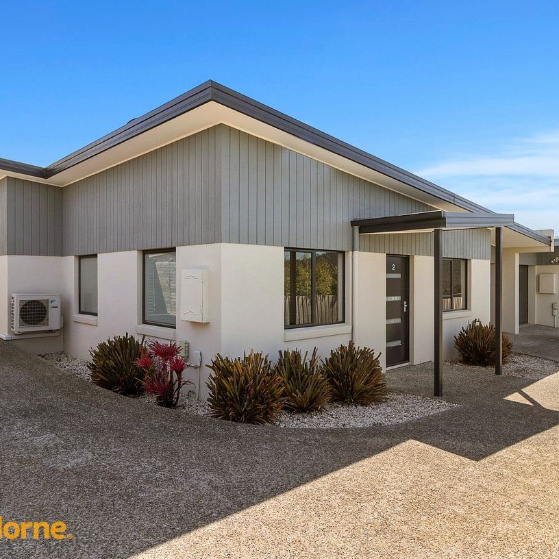 Spacious Villa, Central Location! - Photo 1