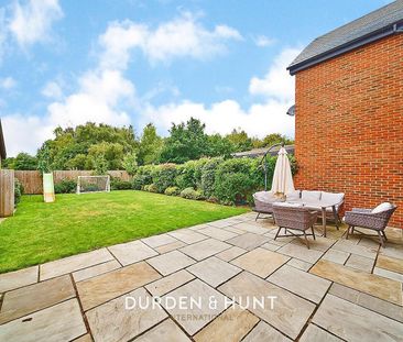 Park View, Chigwell - Photo 1