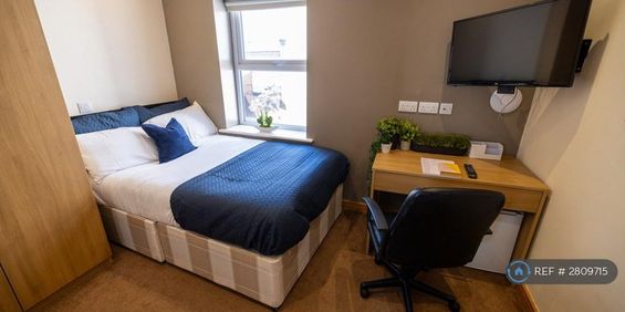 1 bedroom in a flat share to rent - Photo 3