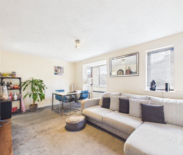 Varsity Drive, Twickenham, Middlesex, TW1 - Photo 2