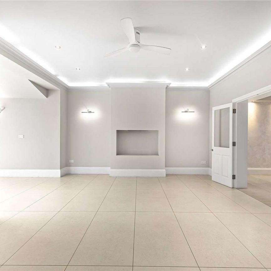 This impressive Edwardian house is presented in immaculate condition. - Photo 1