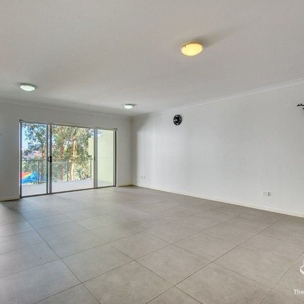 Furnished Spacious unit with park & city view - Photo 1