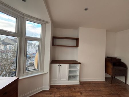 2 Bed Flat, Barking, IG11 - Photo 4