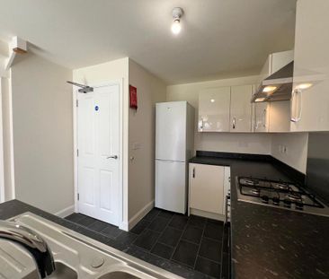 4 bedroom semi-detached house to rent - Photo 5