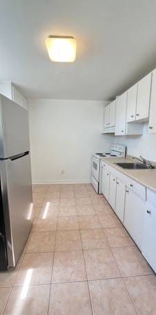 Large 1bdrm/1 den - Photo 1