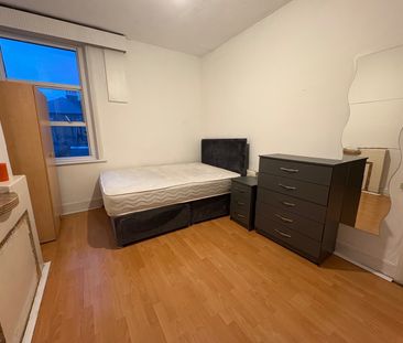 Room in a Shared Flat, Green Lanes, N13 - Photo 4