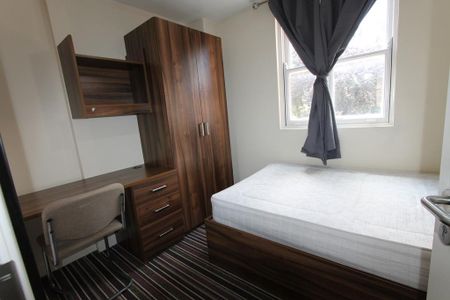 3 bedroom flat to rent - Photo 3