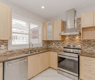 Detached Home For Lease | N8141722 - Photo 4