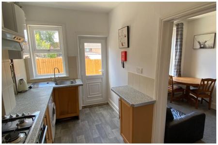 4 bedroom semi-detached house to rent - Photo 4