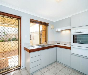 Spacious Townhouse - Photo 6