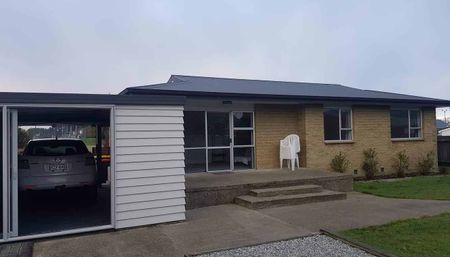 Charming 3 Bed room 2 bathroom home - Photo 5