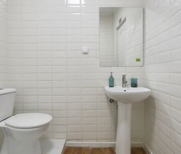 Room in a shared 13-bedroom apartment for rent in Lisbon, professionals only - Foto 1