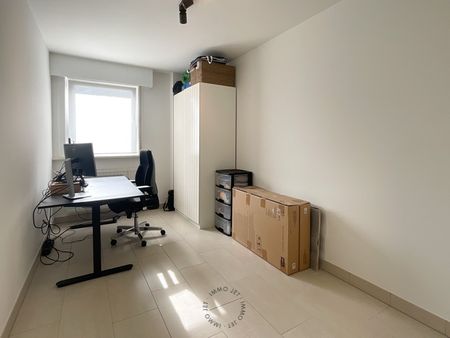 Groot gelijkvloers appartement met twee slaapkamers, tuin en garage in centrum van Beveren - Photo 2