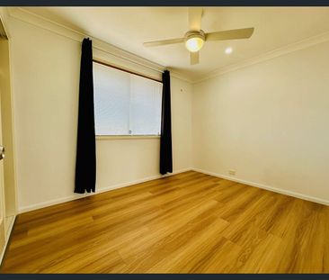 Spacious 5-Bedroom Family Haven in Prime Runaway Bay Location - Photo 6