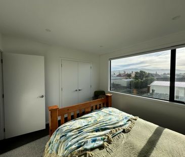 A stylish and sunny townhouse! - Photo 3