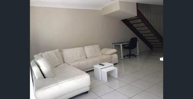 Modern 3 Bedroom town house!! - Photo 1