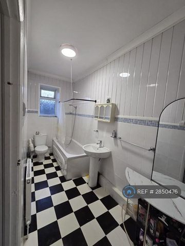 4 bedroom terraced house to rent - Photo 4
