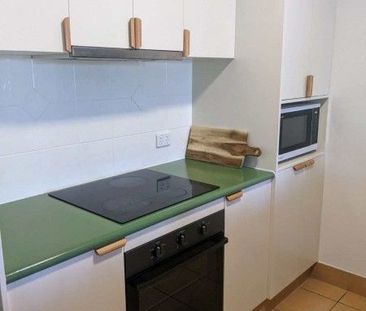 Palm Beach - unit 2 bedroom, 2 bathroom ,2 cars,private balcony wit... - Photo 3