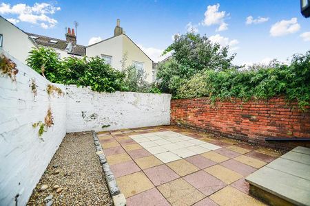 3 bedroom mid-terrace to rent Shelley Road, Hove - Photo 5
