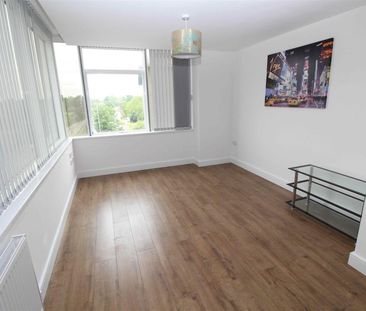 London Road, Lowfield Heath - Photo 4