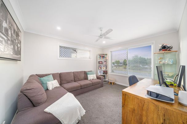 Cosy 5 Bedroom Nestled in the highly sought-after North Harbour Community - Photo 1