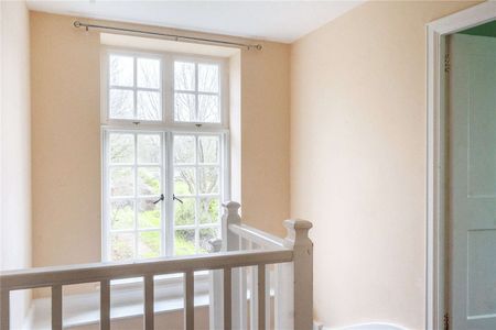 An attractive three bedroom period house in an exclusive setting in the heart of historic Winchester - Photo 3