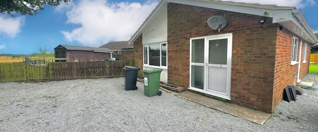 3 bedroom bungalow to rent - Photo 1