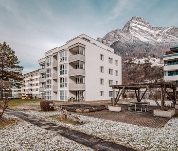 Sanierte 2.5-Zimmer-Attikawohnung mit Bergblick zu vermieten - Photo 1